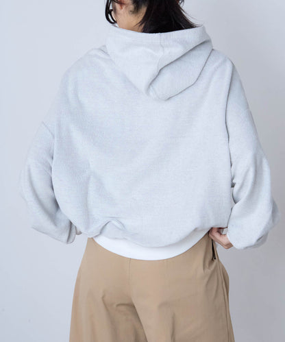 胸元ロゴデザインパーカー