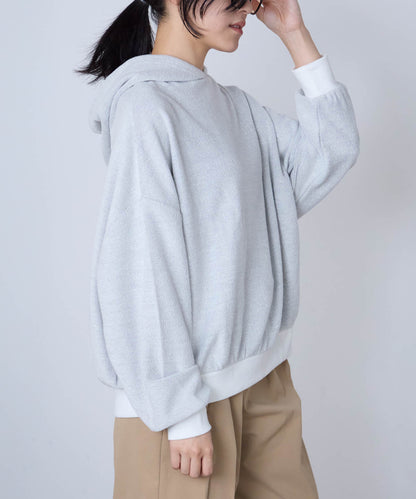 胸元ロゴデザインパーカー