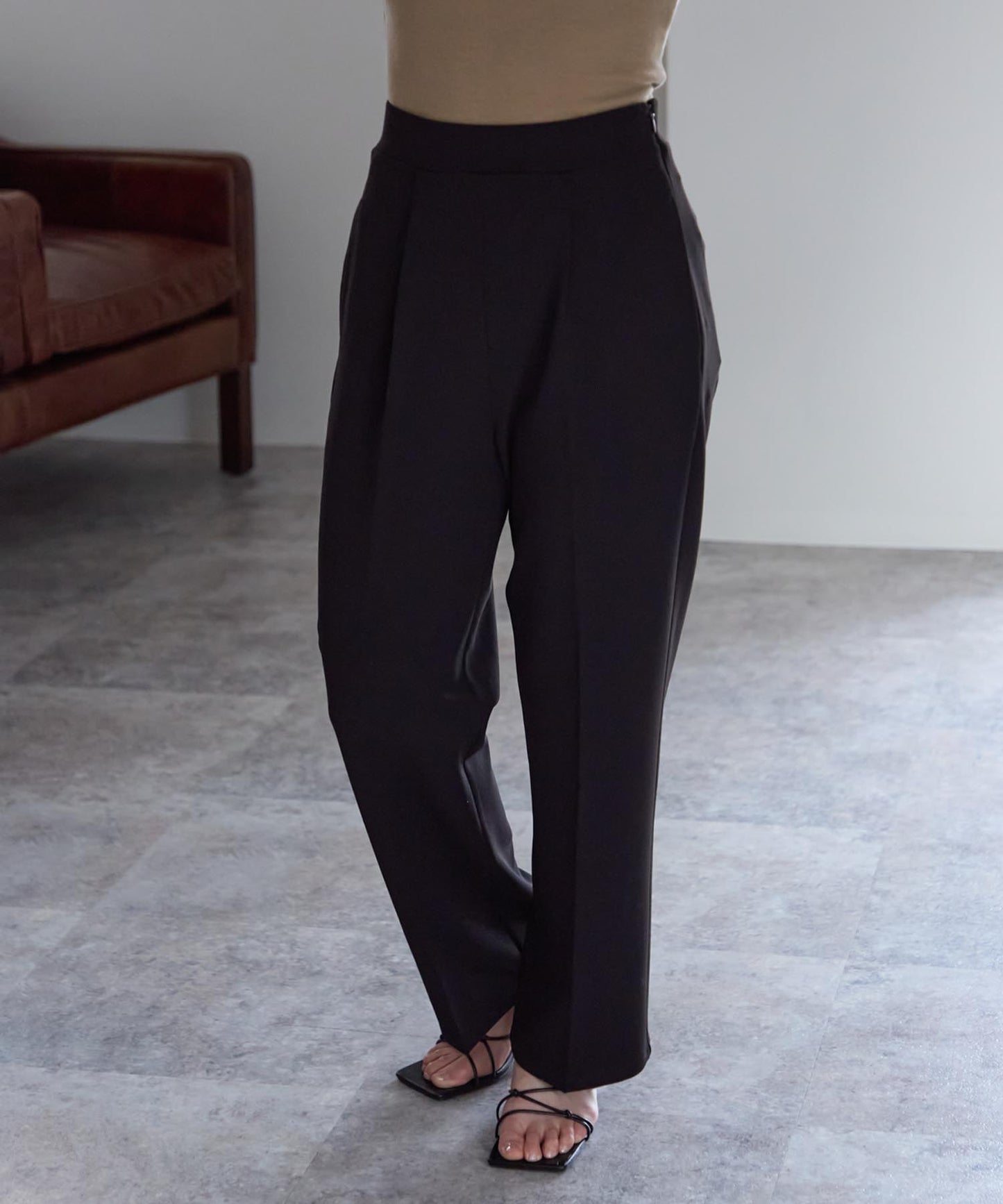 テーパードストレッチパンツ