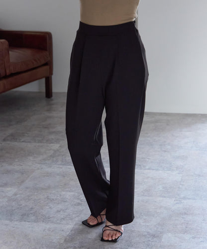 テーパードストレッチパンツ