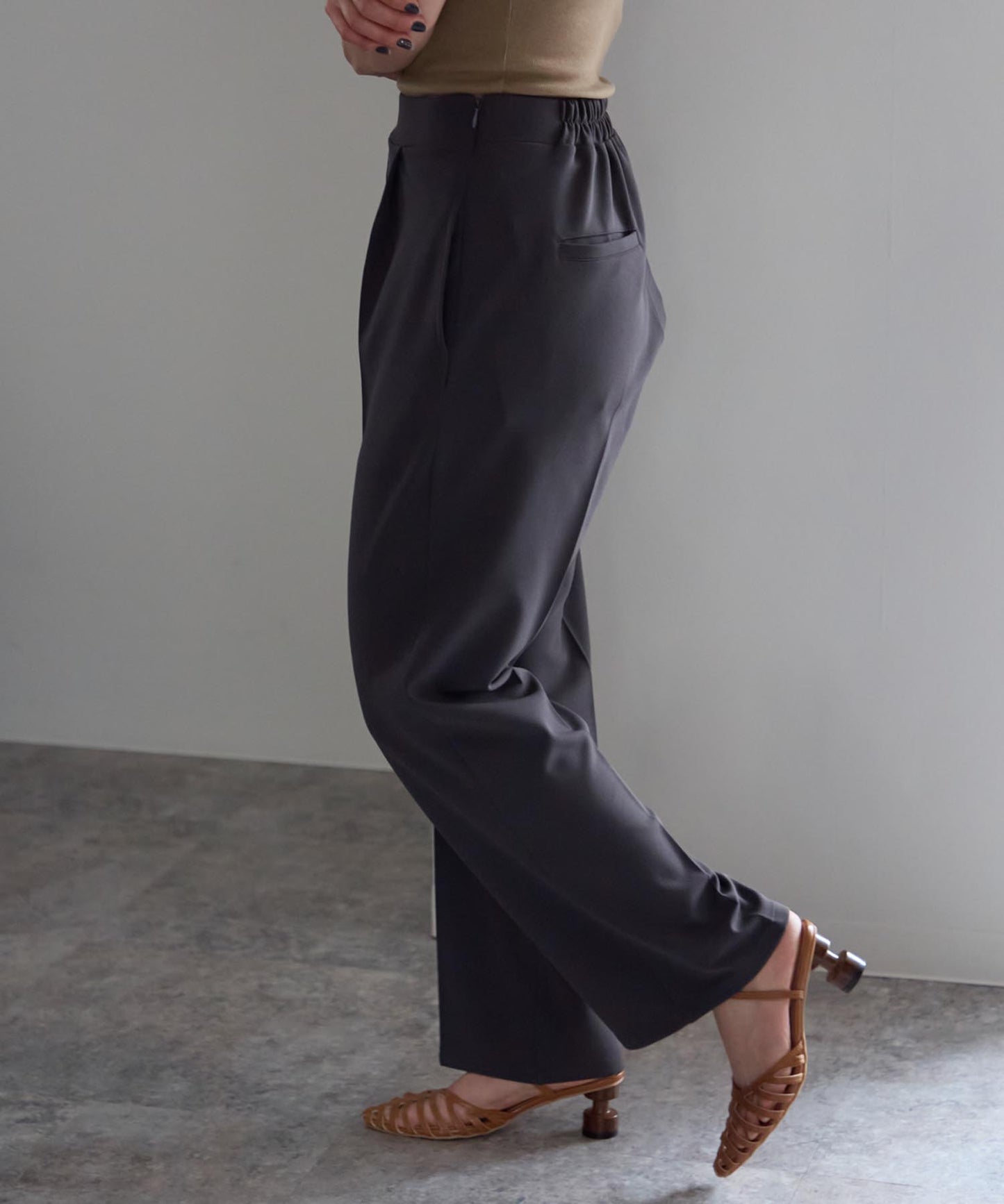 テーパードストレッチパンツ