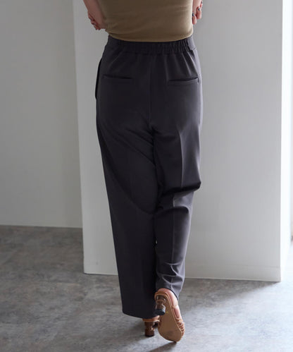 テーパードストレッチパンツ