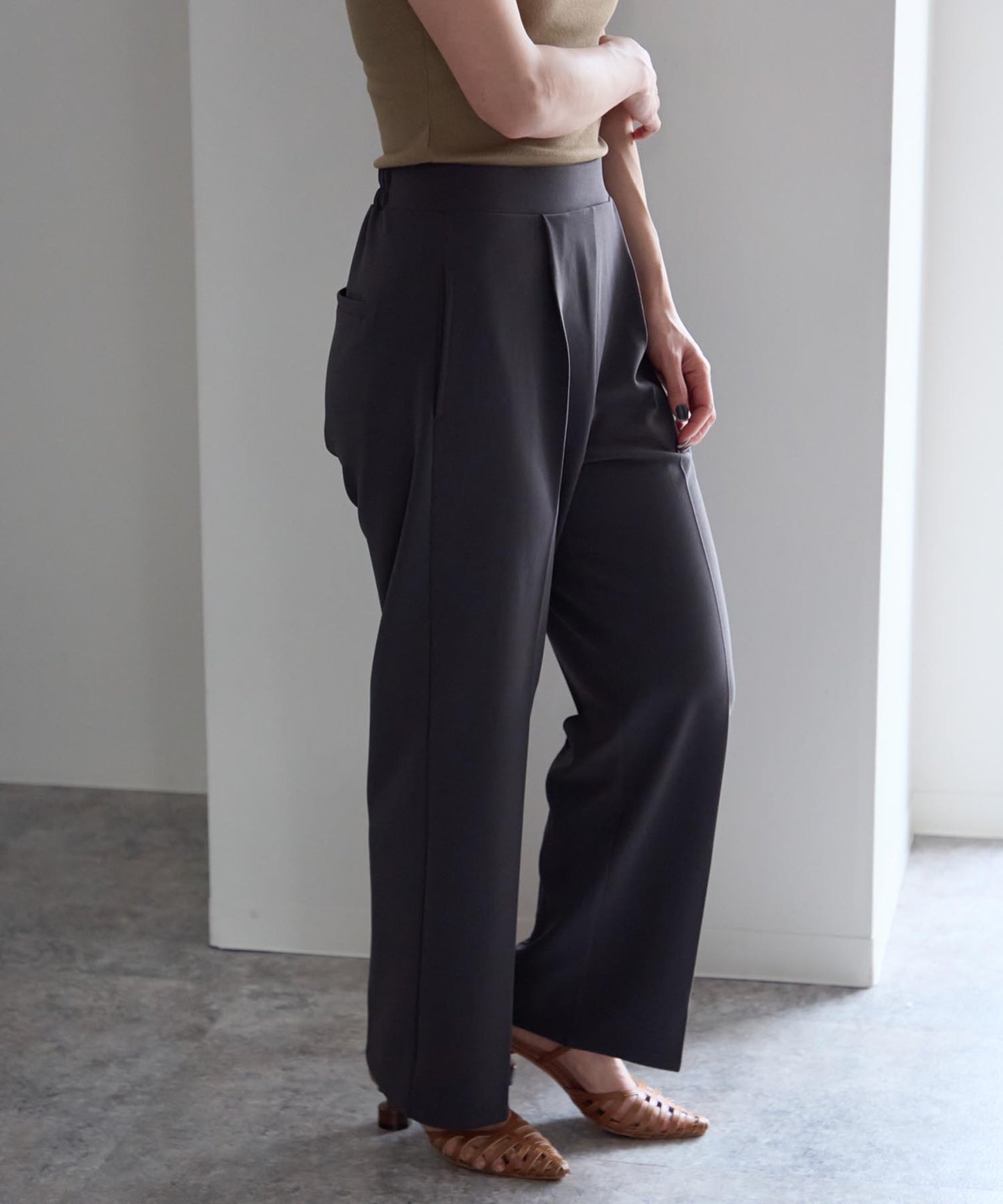 テーパードストレッチパンツ